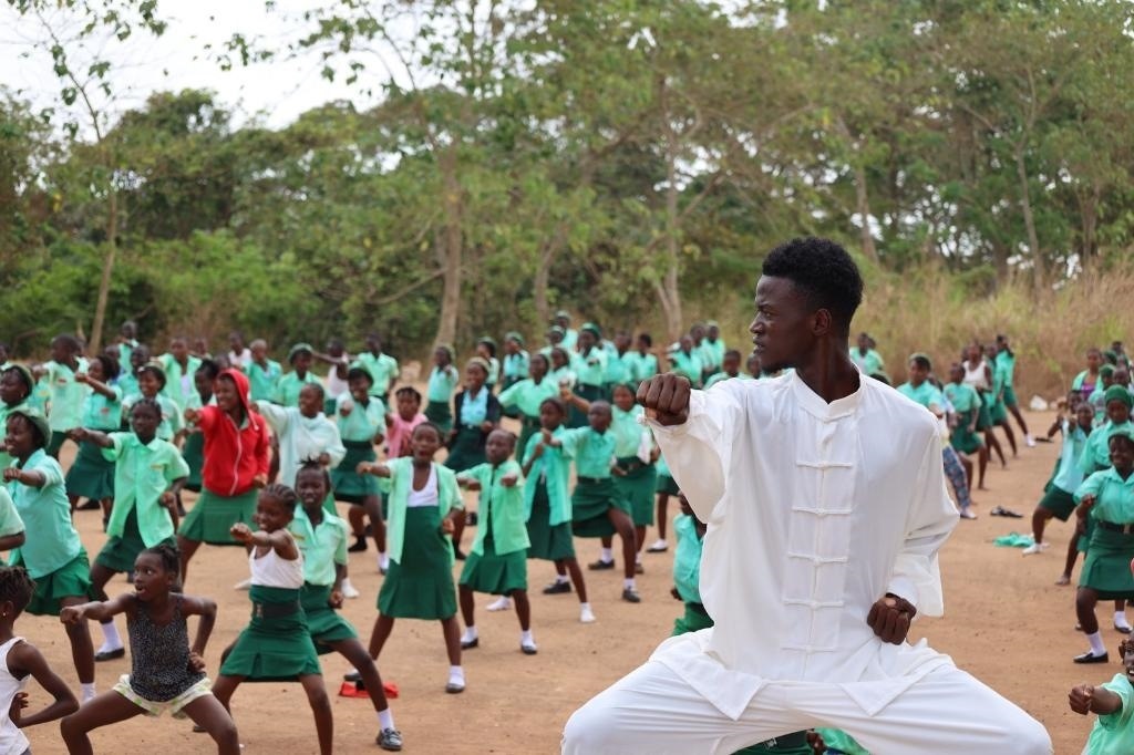 2月20日，在塞拉利昂首都弗里敦，當(dāng)?shù)貙W(xué)生在上武術(shù)課。