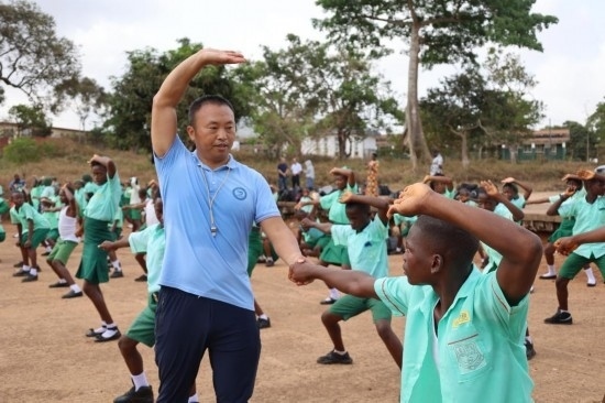 2月20日，在塞拉利昂首都弗里敦，來自塞拉利昂大學(xué)孔子學(xué)院的武術(shù)教師劉偉在為當?shù)貙W(xué)生上武術(shù)課。