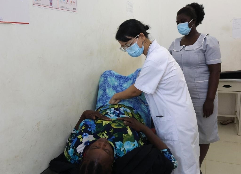 2023年2月27日，在塞拉利昂首都弗里敦，一名中國醫(yī)療隊(duì)的醫(yī)生正在為患者檢查身體。