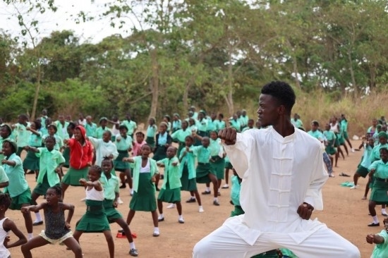 2月20日，在塞拉利昂首都弗里敦，當?shù)貙W(xué)生在上武術(shù)課。