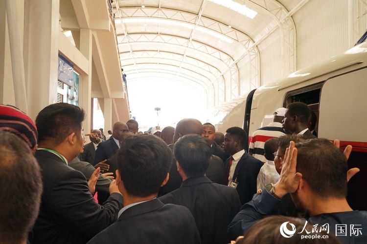 人們爭(zhēng)相前往紅線(xiàn)試乘。人民網(wǎng)記者 姜宣攝