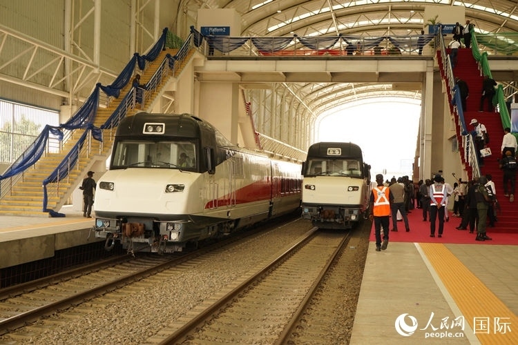 紅線(xiàn)車(chē)輛整裝待發(fā)。人民網(wǎng)記者 姜宣攝