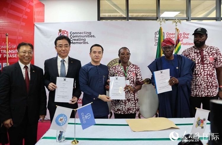 中國(guó)土木尼日利亞公司執(zhí)行董事張志臣（左三）與桑沃-奧盧（右二）分別代表雙方簽署了項(xiàng)目二期合同。閆玉娟攝