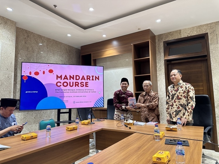 阿拉扎大學(xué)孔子學(xué)院向獨(dú)立清真寺贈(zèng)書。阿拉扎大學(xué)孔子學(xué)院供圖