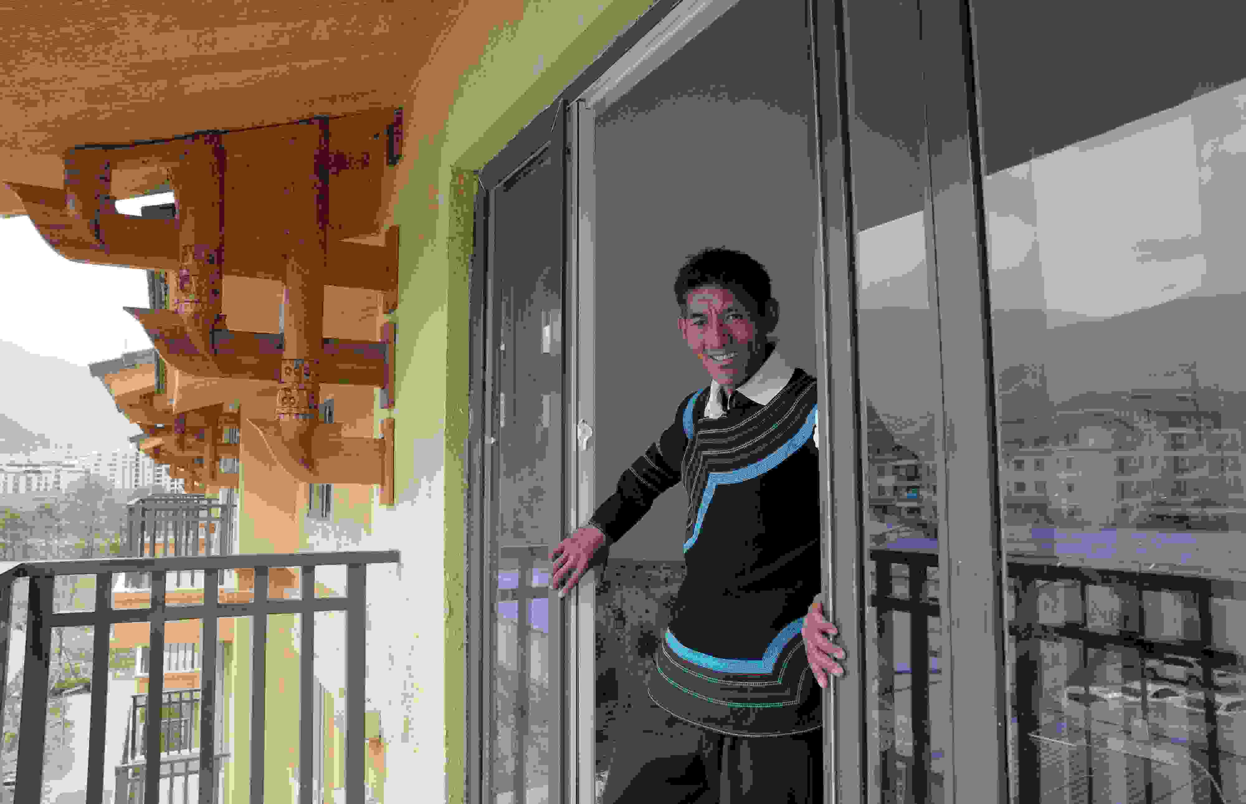 2020年5月14日，四川涼山彝族自治州昭覺(jué)縣，“懸崖村”村民某色伍哈入住新房。