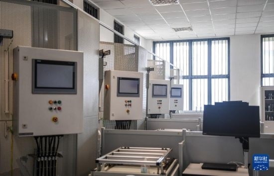 這是2月15日在亞的斯亞貝巴的埃塞俄比亞聯(lián)邦職業(yè)技術(shù)培訓(xùn)學(xué)院魯班工坊內(nèi)拍攝的機(jī)電一體化設(shè)備。