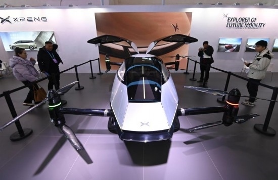 2023年12月1日，在鏈博會智能汽車鏈展區(qū)小鵬汽車展臺，參觀者觀看一臺智能飛行器。新華社記者蔡湘鑫攝