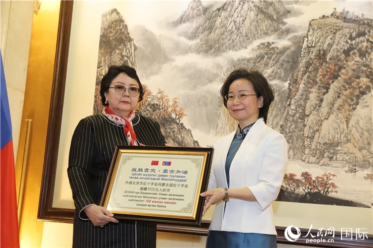 沈大使向?qū)殑跔柆敚ㄗ螅┟貢L(zhǎng)轉(zhuǎn)交捐款。人民網(wǎng)記者 霍文攝