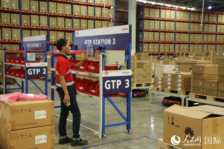 華為5G智能倉庫里，工作人員正在利用智能系統(tǒng)辦公。人民網記者 曹師韻攝