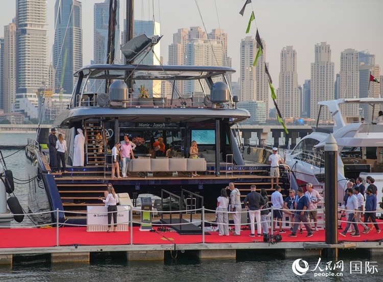 觀眾在參觀游艇。人民網(wǎng) 塔里克·易卜拉欣攝