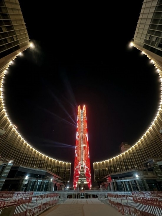  2024年2月9日，埃及開羅以東建設中的埃及新行政首都中央商務區(qū)項目上演燈光秀，迎接龍年春節(jié)。新華社發(fā)（黎炳宏攝）