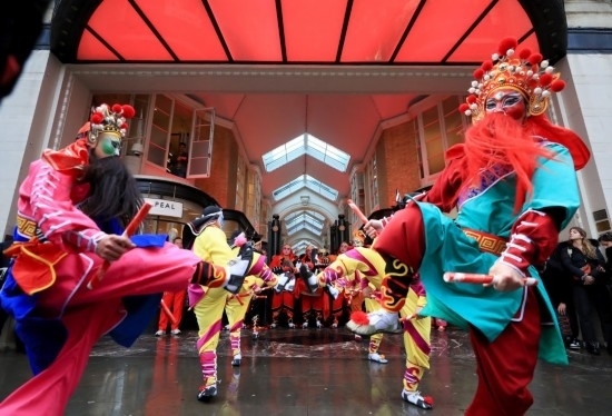  2024年2月10日，來自廣東普寧的英歌舞團演員在英國倫敦伯靈頓拱廊街表演英歌舞。新華社記者 李穎 攝