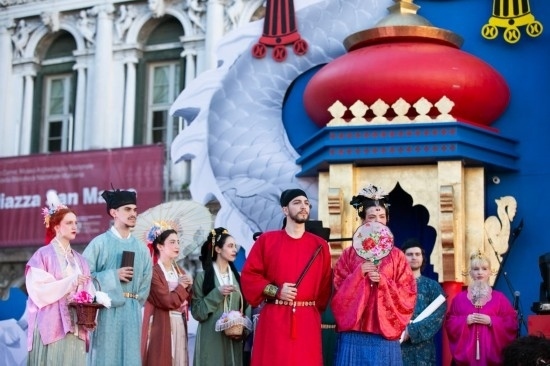  2024年2月13日，在意大利威尼斯，志愿者身著漢服進行表演。新華社記者 李京 攝