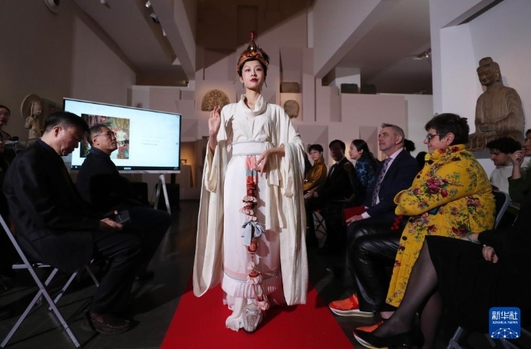 3月13日，在位于法國巴黎的吉美國立亞洲藝術(shù)博物館，模特展示敦煌復(fù)原服飾。新華社記者 高靜 攝