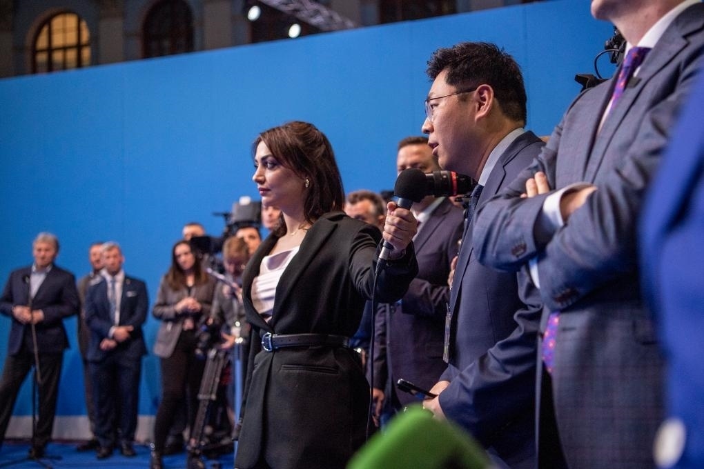 3月18日，在俄羅斯首都莫斯科，新華社記者向俄總統(tǒng)普京提問。新華社記者曹陽(yáng)攝