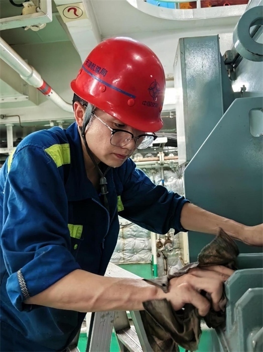 “天鯤號”工作人員正在對設(shè)備進(jìn)行清潔維護(hù)?！疤祧H號”供圖