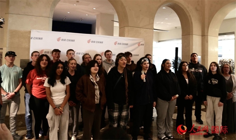 全體美國高中生合唱《希望的田野》。人民網(wǎng)記者 鄧圩攝