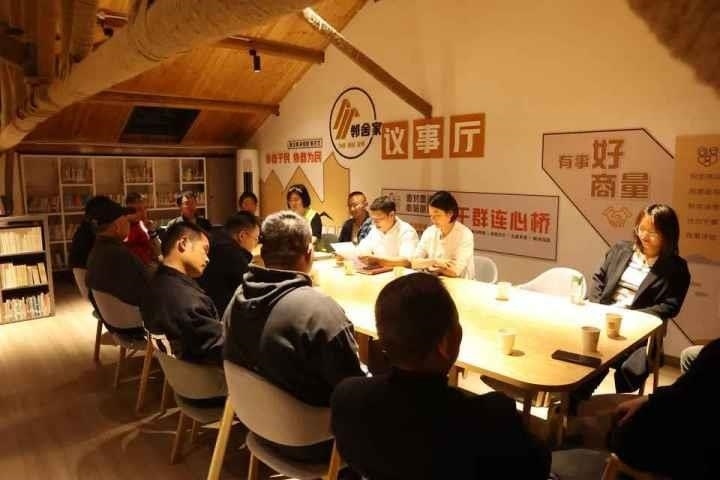 △浙江金華武義縣后陳村“鄰舍家”協(xié)商議事會討論舊村改造事宜。