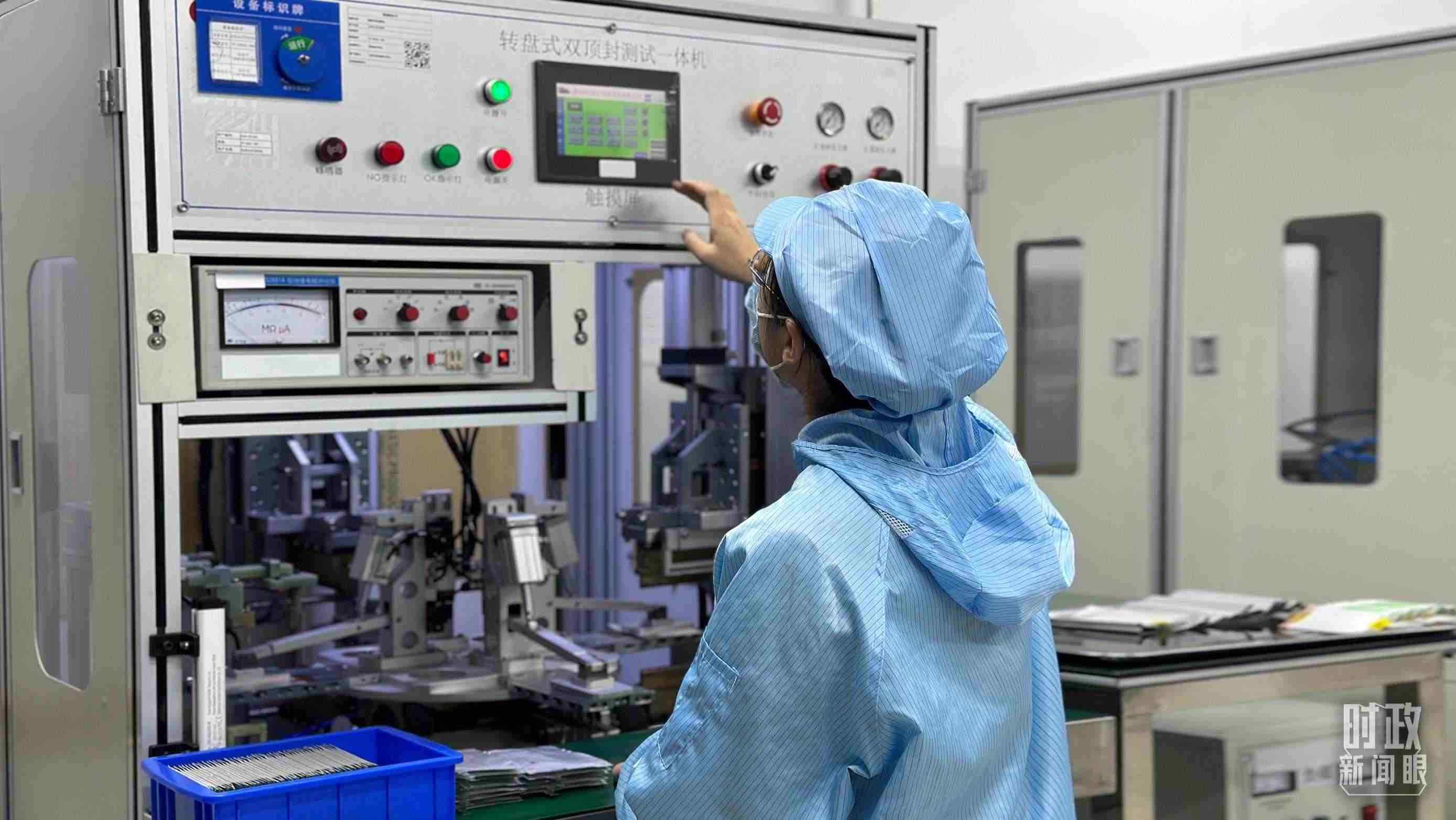 △企業(yè)電池技術(shù)中心內(nèi)，員工正在進(jìn)行電池封裝。（總臺央視記者盧心雨拍攝）