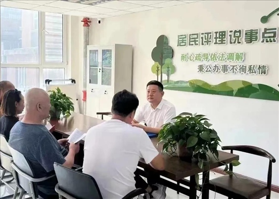 村（居）民評(píng)理說事點(diǎn)調(diào)解矛盾糾紛。遼寧省司法廳供圖