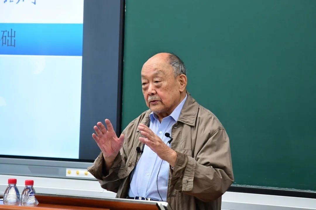 91歲的楊士莪院士“一站到底”為學(xué)生授課。哈爾濱工程大學(xué)供圖