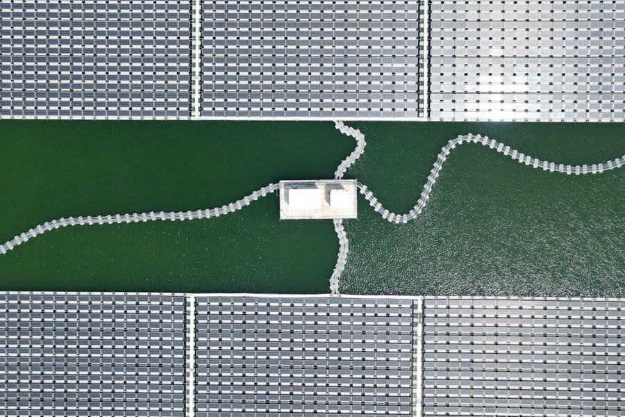 2022年8月25日拍攝的潁上縣毛圩水上光伏電站（無人機(jī)照片）。近年來，安徽省阜陽市潁上縣古城鎮(zhèn)積極推進(jìn)采煤沉陷區(qū)治理工作，將昔日的采煤沉陷區(qū)建設(shè)成水上光伏電站，既減少占用土地面積，又能生產(chǎn)清潔能源。