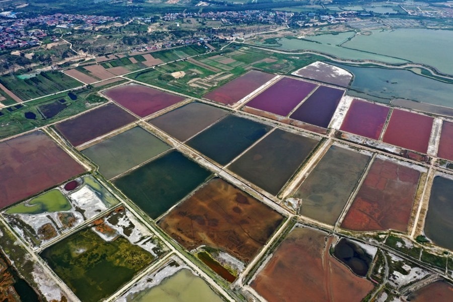 這是2023年7月11日拍攝的山西運(yùn)城鹽湖一角（無人機(jī)照片）。按照“生態(tài)優(yōu)先、保護(hù)為主、適度開發(fā)”的原則，2020年9月，運(yùn)城市全面停止鹽湖范圍內(nèi)的工業(yè)生產(chǎn)活動(dòng)。近年來，千年鹽湖正在向生態(tài)保護(hù)、風(fēng)貌重塑、產(chǎn)業(yè)轉(zhuǎn)型、全域旅游的“綠色發(fā)展”轉(zhuǎn)變。