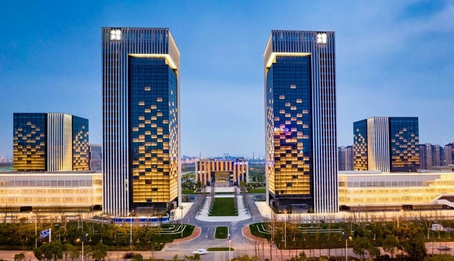 這是2019年3月13日拍攝的位于安徽合肥的中國聲谷產(chǎn)業(yè)園（無人機(jī)照片）。截至2024年，中國聲谷入駐企業(yè)超過2000戶，年產(chǎn)值超過2000億元，形成以智能語音及人工智能產(chǎn)業(yè)為核心的新一代信息技術(shù)產(chǎn)業(yè)集群。