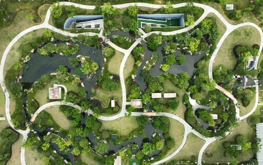 這是2023年6月15日拍攝的以“地上花園+地下治污”設(shè)計(jì)理念建設(shè)的九江市雙溪公園（無人機(jī)照片）。近年來，江西省九江市啟動(dòng)中心城區(qū)水環(huán)境綜合整治工程，通過地下污水治理、岸線生態(tài)修復(fù)、興建“公園式”污水處理廠、城市智慧管網(wǎng)管控等措施，改善水環(huán)境，城市面貌煥然一新。