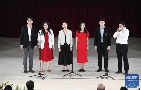 3月21日，國(guó)家開(kāi)發(fā)銀行阿卡貝拉合唱團(tuán)在音樂(lè)會(huì)上演出。新華社記者 任超 攝