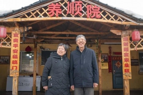 在伊春市友好區(qū)，伊春森工上甘嶺林業(yè)局有限責任公司溪水林場分公司退休職工劉養(yǎng)順（右）和老伴楊秋娥在自家農(nóng)家院中（3月13日攝）。新華社記者 謝劍飛 攝