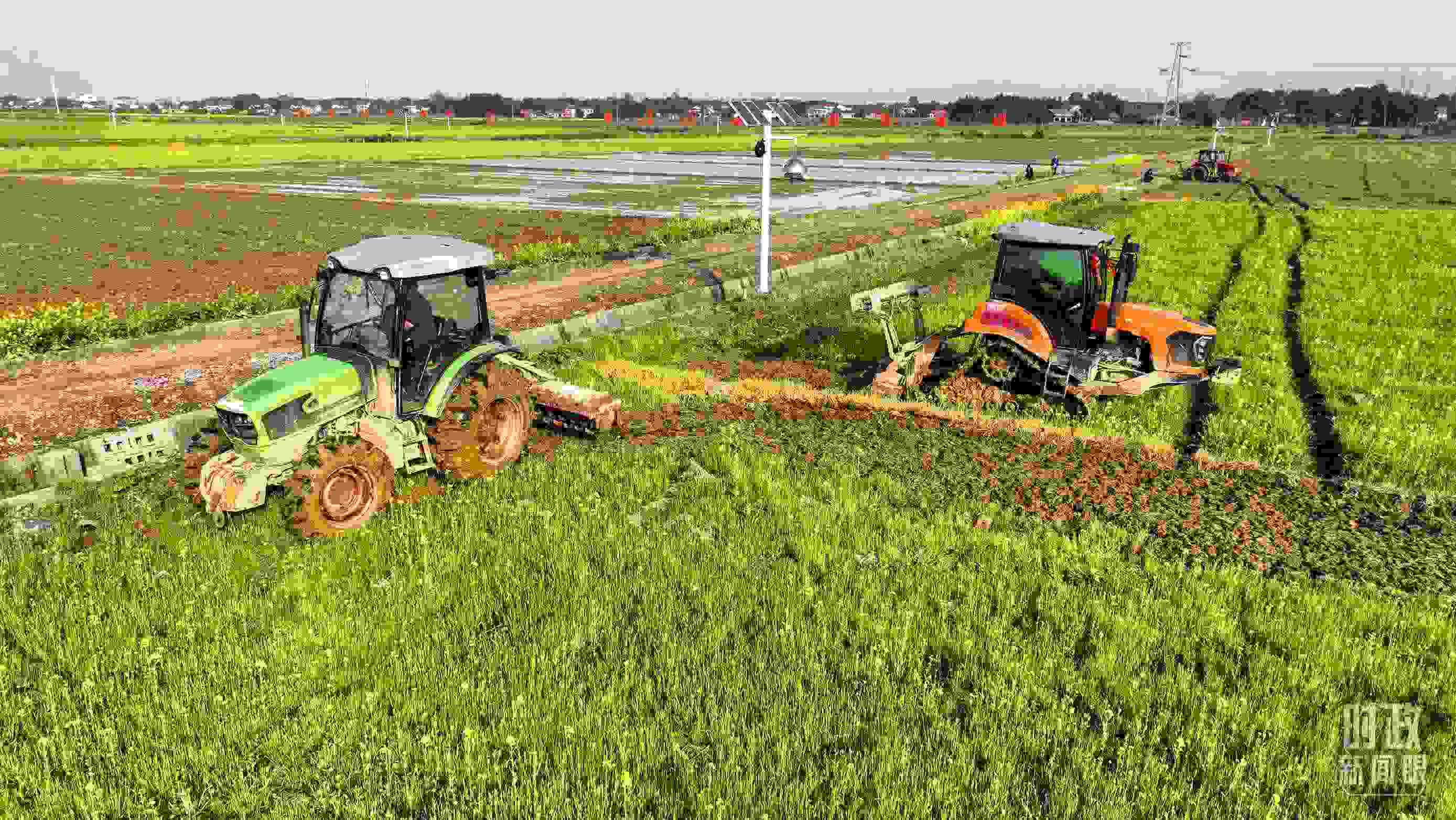 △位于港中坪村的糧食生產(chǎn)萬畝綜合示范片區(qū)，春耕備耕生產(chǎn)繁忙。（總臺央廣記者潘毅拍攝）