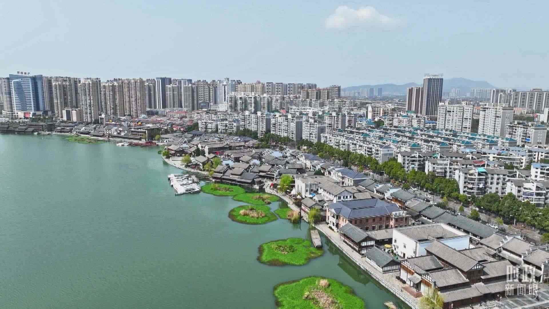 △沅江江畔，常德河街與現(xiàn)代建筑交相輝映。（總臺央視記者范凱拍攝）