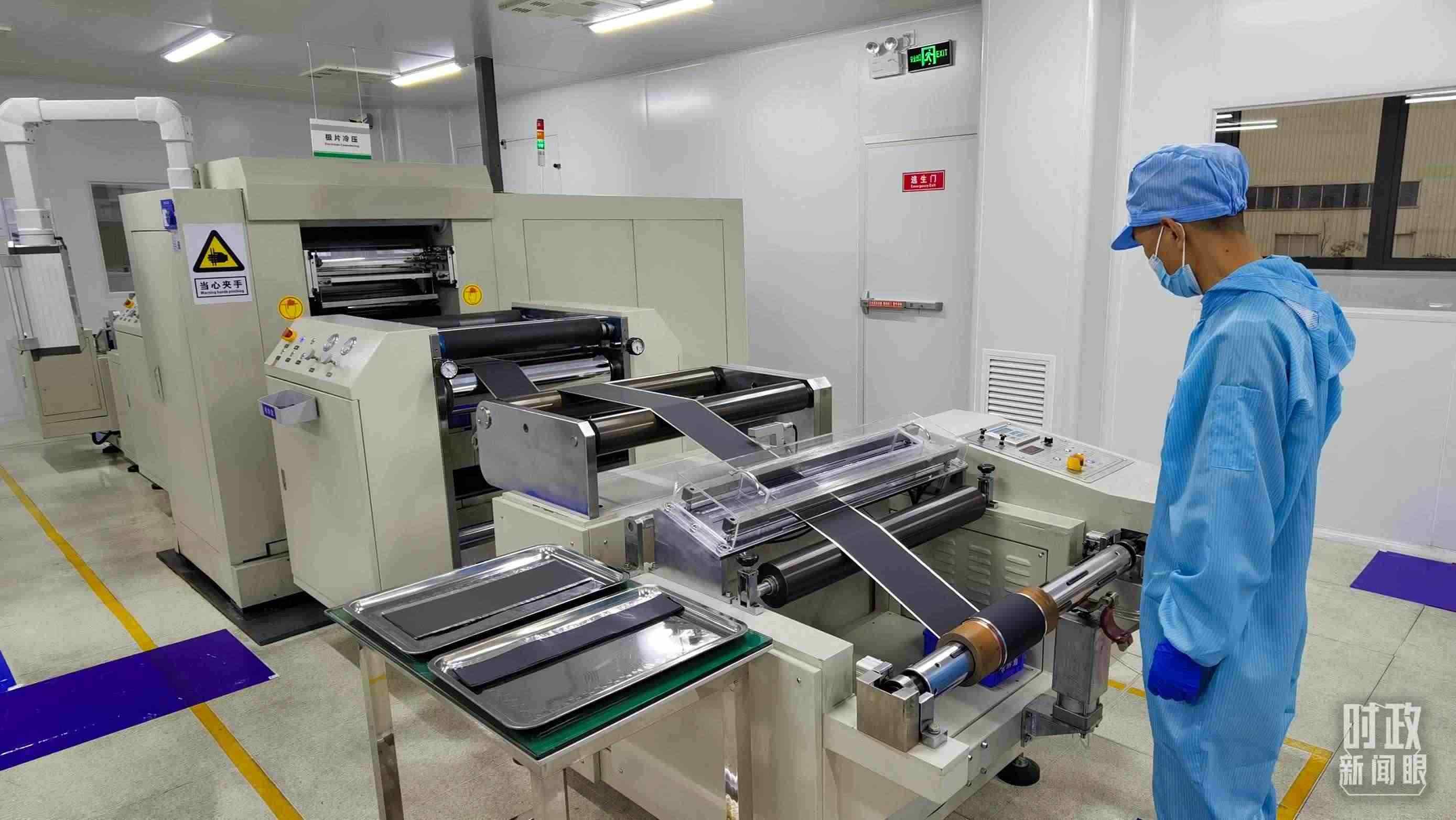 △這是電池生產(chǎn)的極片冷壓操作車間。（總臺央視記者郭鴻拍攝）