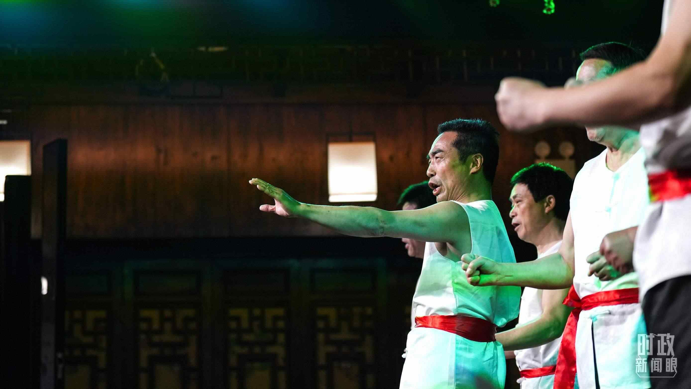 △常德河街，鴛鴦走馬樓上演常德高腔《穆桂英掛帥》和澧水船工號子。（總臺央視記者許永松、國廣記者李晉拍攝）