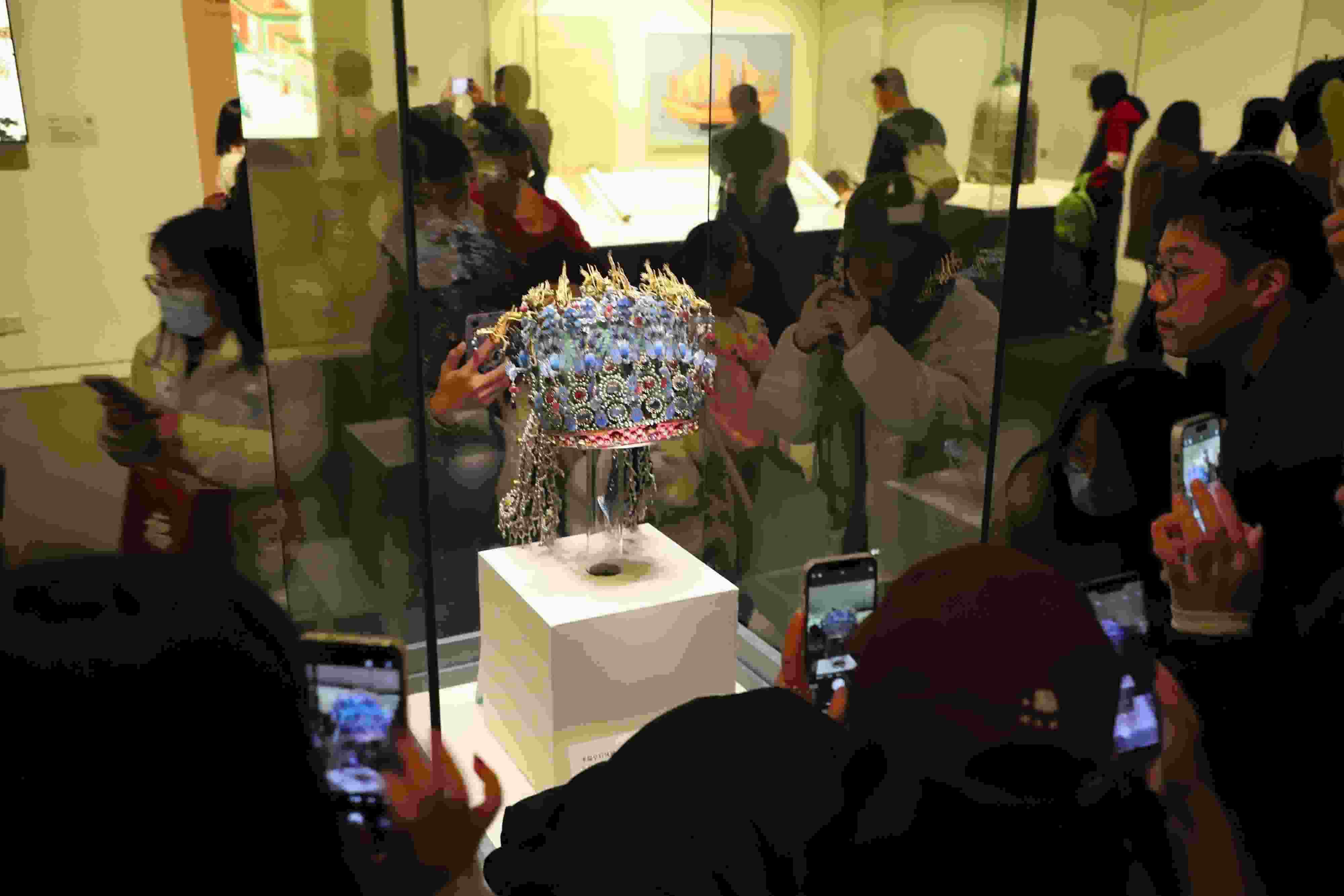 △ 2024年3月9日，北京，中國國家博物館，來自天南海北的游客在參觀藏品。