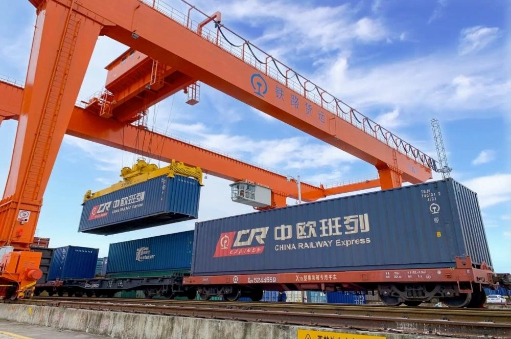 △2022年4月29日，在安徽合肥北站物流基地集裝箱作業(yè)區(qū)，準(zhǔn)備發(fā)運(yùn)的中歐班列集裝箱。