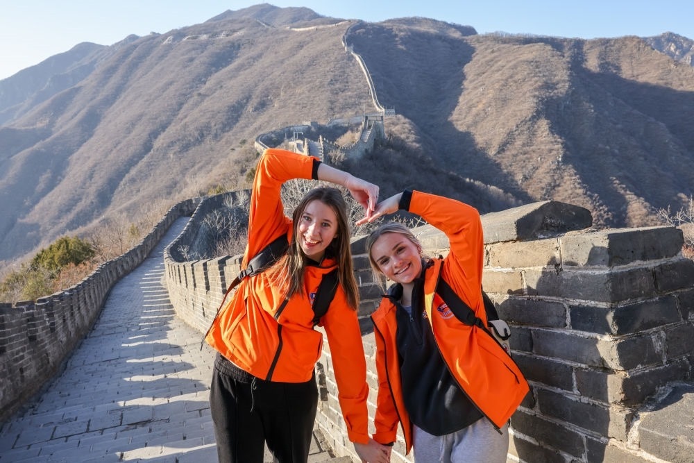3月20日，美國華盛頓州中學生代表團的成員在北京慕田峪長城留影。新華社記者 殷剛 攝