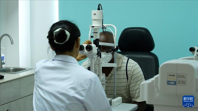 3月4日，在多米尼克羅索的中多友誼醫(yī)院眼科中心，援多醫(yī)療隊(duì)成員、南方醫(yī)科大學(xué)第三附屬醫(yī)院眼科主治醫(yī)師魯志卿為病人做檢查。新華社記者 王朝 攝