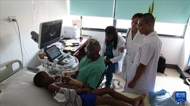 3月4日，在多米尼克羅索的中多友誼醫(yī)院，援多醫(yī)療隊(duì)成員、南方醫(yī)科大學(xué)第五附屬醫(yī)院心血管內(nèi)科主治醫(yī)師駱志鵬與當(dāng)?shù)蒯t(yī)生共同診療。新華社記者 王朝 攝