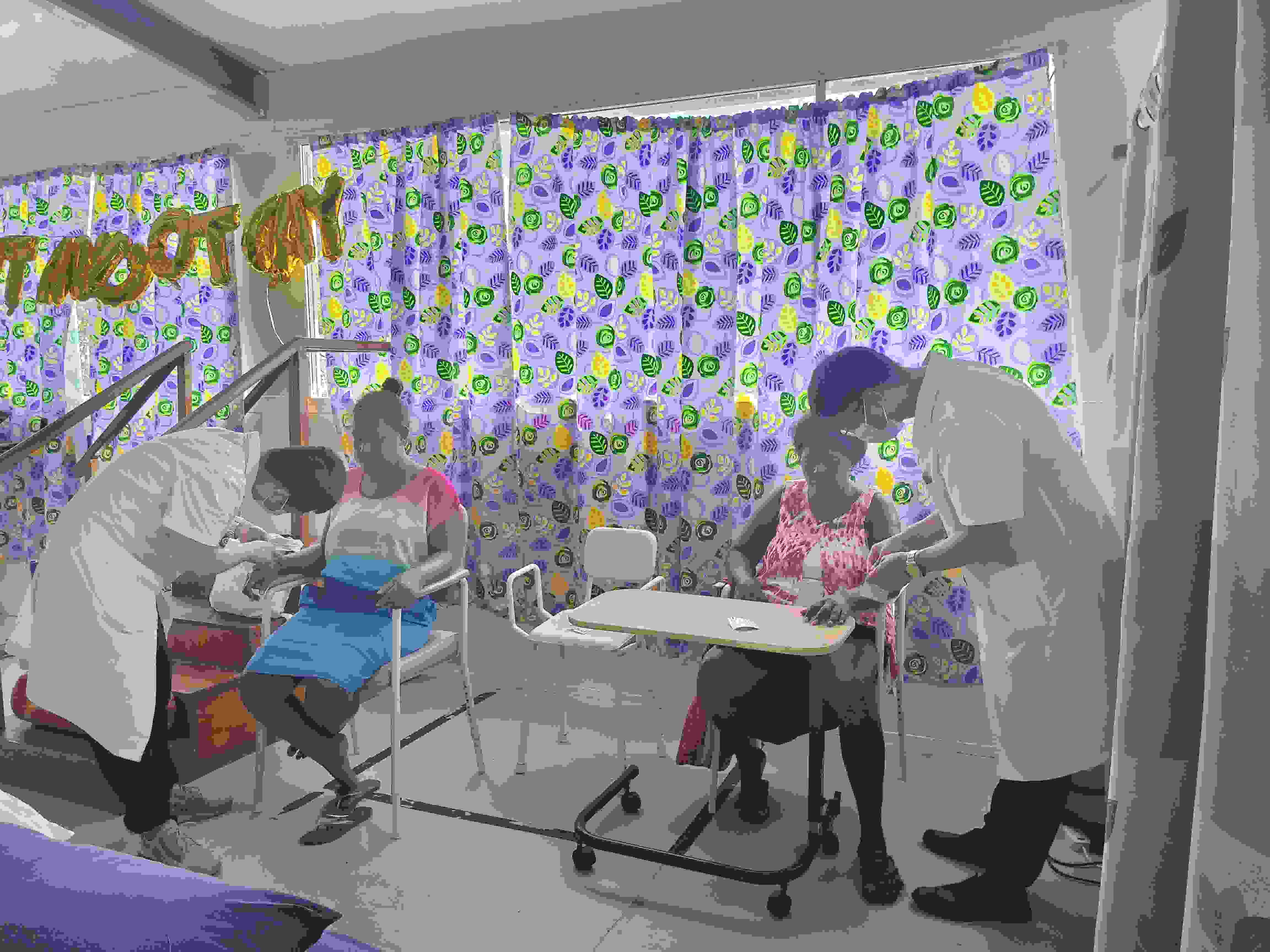 2023年7月3日，中國援助所羅門群島醫(yī)療隊針灸大夫在所羅門群島首都霍尼亞拉國家轉(zhuǎn)診醫(yī)院為患者治療。