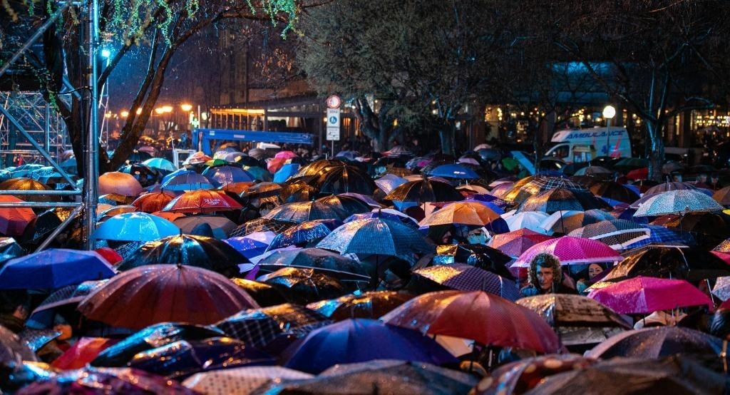 3月24日，在塞爾維亞南部城市普羅庫普列，人們參加北約轟炸南聯(lián)盟遇難者悼念儀式。新華社發(fā)（王韡攝）