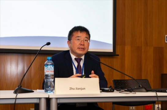 上海外國(guó)語大學(xué)國(guó)際文化交流學(xué)院副院長(zhǎng)朱建軍做專題講座。（秘魯天主教大學(xué)孔子學(xué)院供圖）