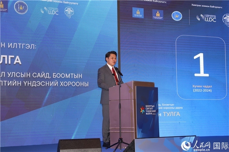 2.圖勒嘎部長做主旨報告。人民網(wǎng)記者 霍文攝_副本