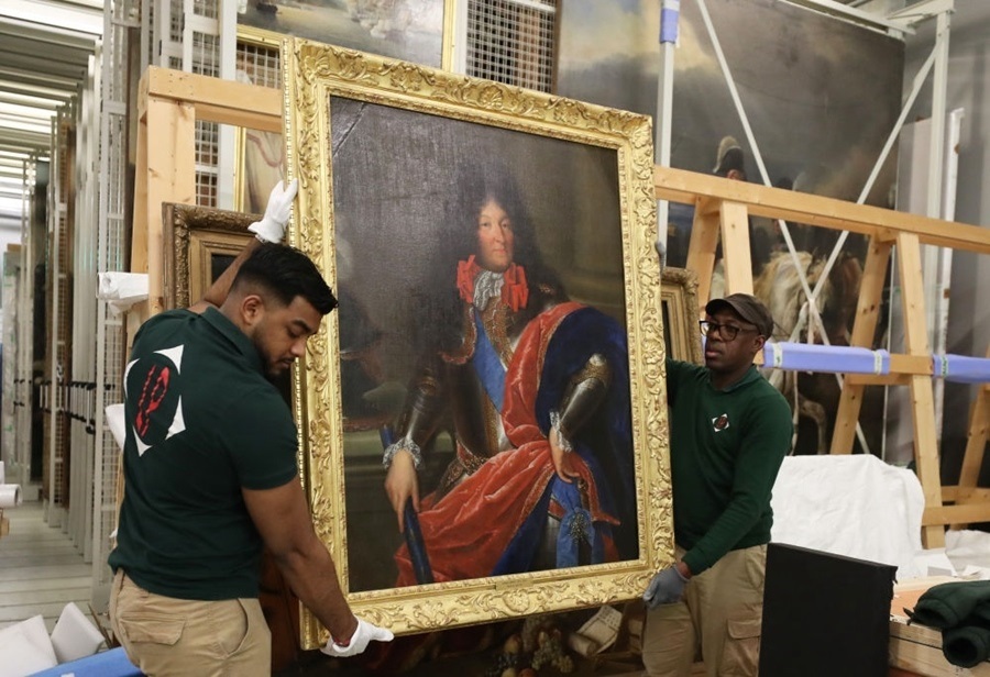  2024年3月11日，在法國巴黎近郊的凡爾賽宮，工作人員準備打包油畫《路易十四戎裝像》。在2024年中法建交60周年暨中法文化旅游年之際，凡爾賽宮和故宮博物院將于4月至6月在故宮共同舉辦“凡爾賽宮與紫禁城”展覽。凡爾賽宮工作人員將70余件法方展品打包裝箱，計劃在不久之后將其運往北京。新華社記者 高靜 攝
