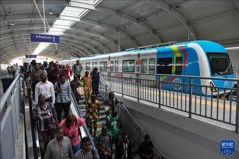 2月28日，在尼日利亞拉各斯，人們在輕軌藍線碼頭站下車出站。新華社記者 韓旭 攝