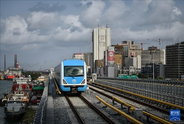 這是2月28日在尼日利亞拉各斯拍攝的一列輕軌藍線列車。新華社記者 韓旭 攝