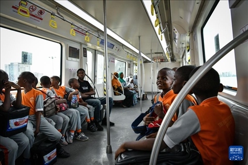 2月28日，在尼日利亞拉各斯，一所小學的學生們體驗乘坐輕軌藍線列車。新華社記者 韓旭 攝