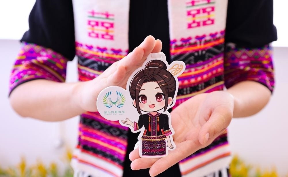 △2024年3月22日，博鰲機(jī)場工作人員展示“博鰲香”香氛卡片。