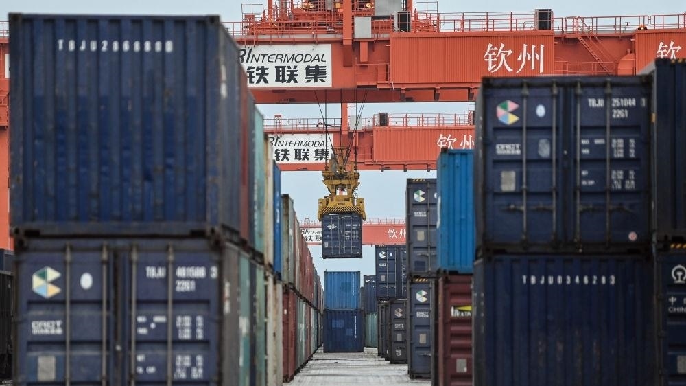 △2023年5月11日，在廣西欽州鐵路集裝箱中心站，塔吊在下卸集裝箱。近年來，在RCEP政策紅利推動下，中國與東盟產(chǎn)業(yè)合作不斷深化，助力區(qū)域經(jīng)濟(jì)發(fā)展。